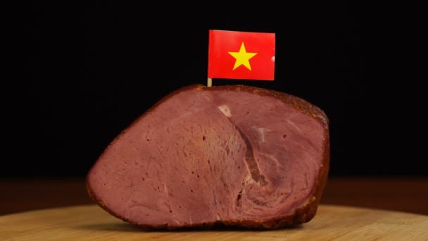 Pessoa que coloca palitos de dentes decorativos da bandeira vietnamita em pedaços de carne vermelha. — Vídeo de Stock