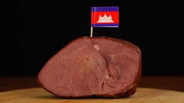 Personne plaçant des cure-dents décoratifs du drapeau cambodgien en morceaux de viande rouge. — Video