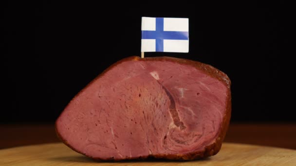 Personne plaçant des cure-dents drapeau finlandais décoratifs en morceaux de viande rouge. — Video