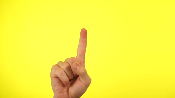 Mans kéz ujjaival számolás egy öt, elszigetelt sárga stúdió háttér — Stock videók