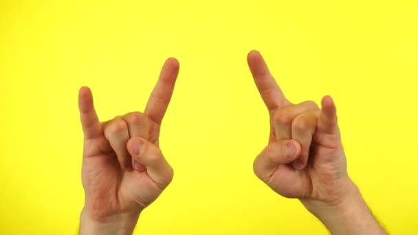 Mão masculina mostrando chifres gesto, isolado em fundo amarelo. — Vídeo de Stock