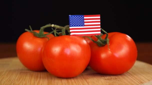 Homem colocando palito decorativo com bandeira dos EUA em um monte de tomates. — Vídeo de Stock