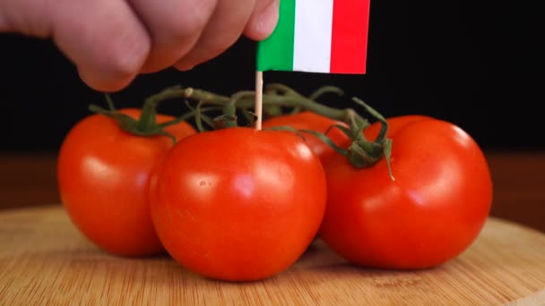 Homem colocando palito decorativo com bandeira da Itália em um monte de tomates. — Vídeo de Stock