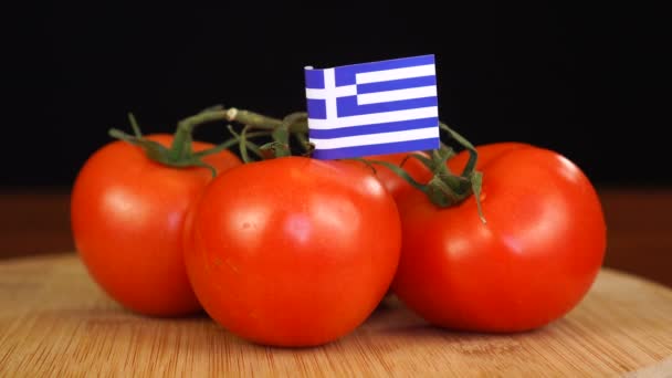 Homem colocando palito decorativo com bandeira da Grécia em um monte de tomates. — Vídeo de Stock