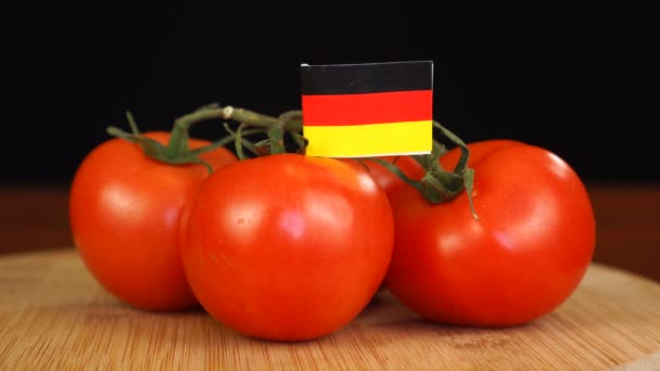 Homem colocando palito decorativo com bandeira da Alemanha em um monte de tomates. — Vídeo de Stock