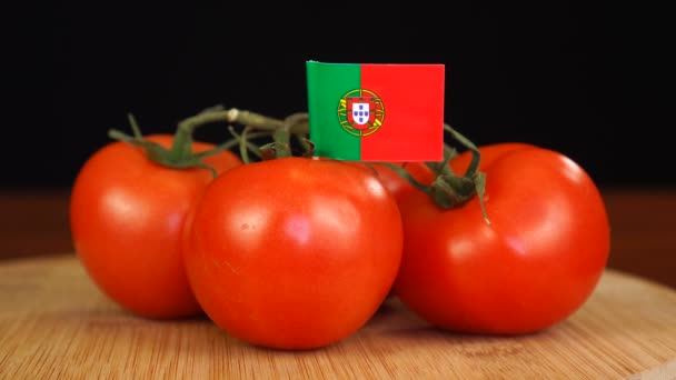 Homme plaçant cure-dent décoratif avec drapeau du Portugal dans un bouquet de tomates. — Video