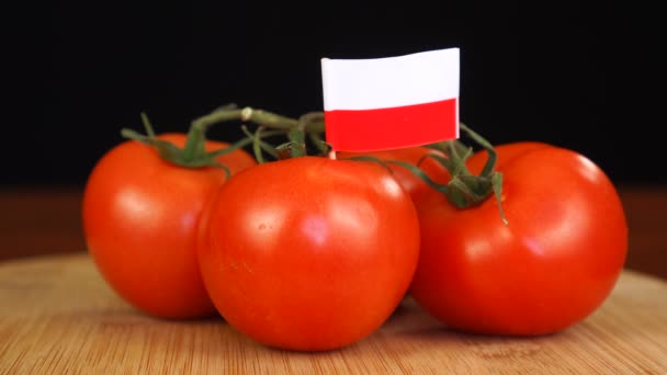 Homem colocando palito decorativo com a bandeira da Polônia em um monte de tomates. — Vídeo de Stock