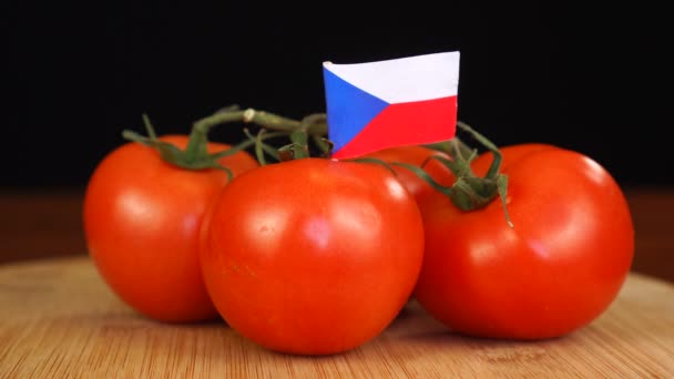 Hombre colocando palillo decorativo con la bandera de la República Checa en un montón de tomates. — Vídeo de stock