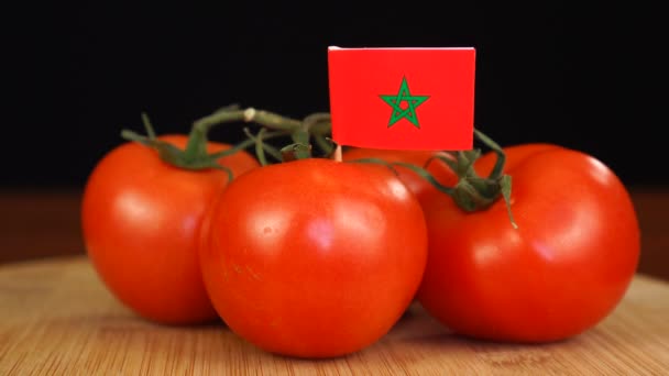 Homem colocando palito decorativo com bandeira de Moroko em um monte de tomates. — Vídeo de Stock