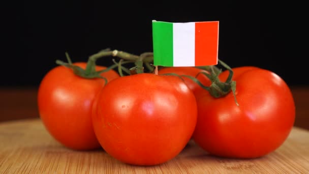 Adam İrlanda bayrağıyla dekoratif kürdanı domates demetine yerleştiriyor.. — Stok video
