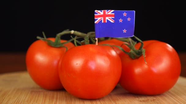 Hombre colocando palillo decorativo con bandera de Nueva Zelanda en un ramo de tomates. — Vídeo de stock