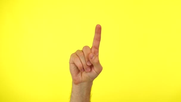 Mans ruční dělá dotykové a rolování gesta obrazovky na žlutém pozadí. — Stock video