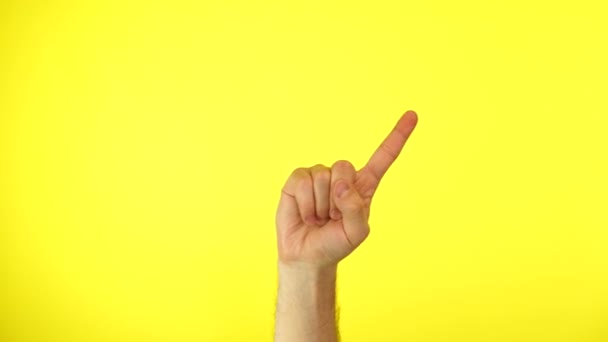 指の信号。ジェスチャーを認めない。コピースペースに隔離されていない女性の手オレンジの背景 — ストック動画