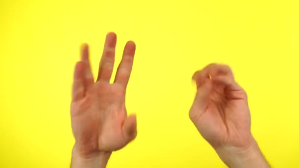 Mani che ballano su sfondo giallo. Wow, gesto di sorpresa con le mani — Video Stock