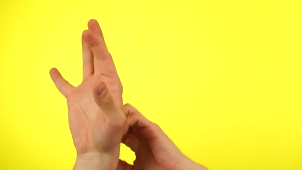 Mãos masculinas em movimento aleatório, isoladas em fundo amarelo — Vídeo de Stock