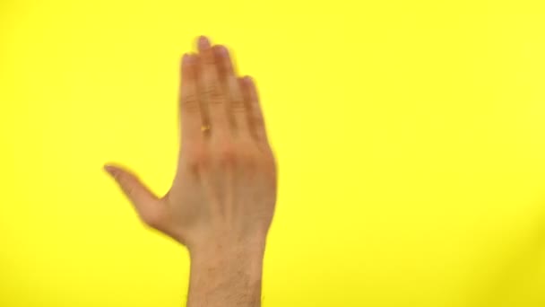 L'uomo mano agitando e salutando o dicendo addio, facendo gesti mano — Video Stock