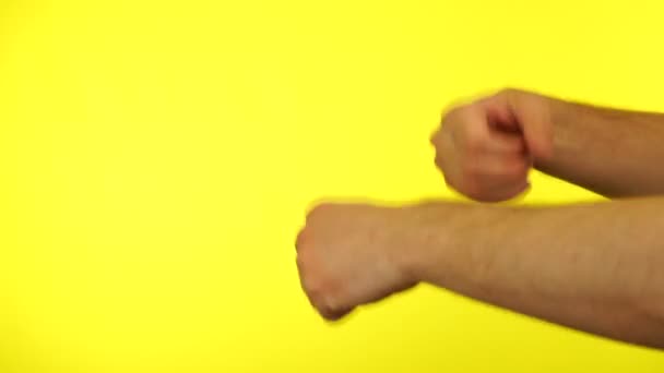 노란 배경에 권투 글러브를 흉내내는 장면. — 비디오