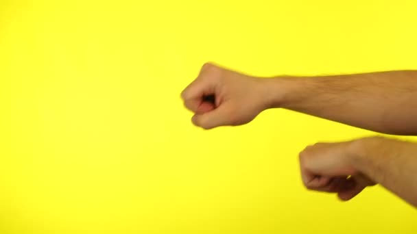 Chaotické pohyby rukou na žlutém pozadí — Stock video