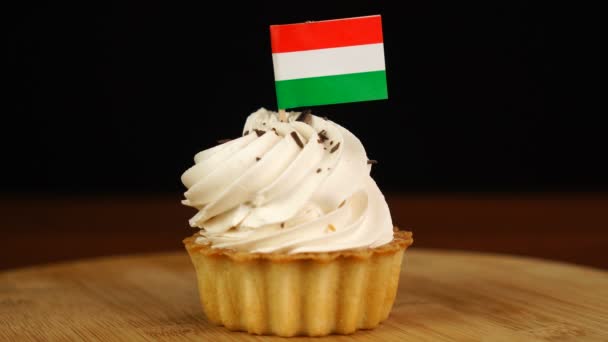 L'uomo mette stuzzicadenti decorativi con bandiera dell'Ungheria in torta alla panna. Cucina nazionale — Video Stock