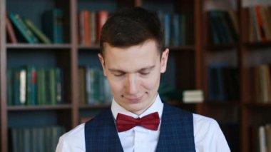 Üniversite kütüphanesinde duran mutlu genç adam başını salladı ve evet dedi.