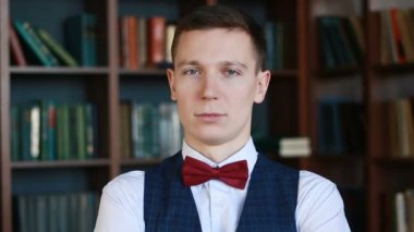 Üniversite kütüphanesinde dikilen beyaz adam başını sallayarak hayır diyor.