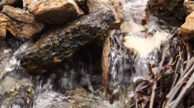 Dağlardaki nehirden gelen küçük şelale ve güzel taşlar. Doğa ve ekoloji.