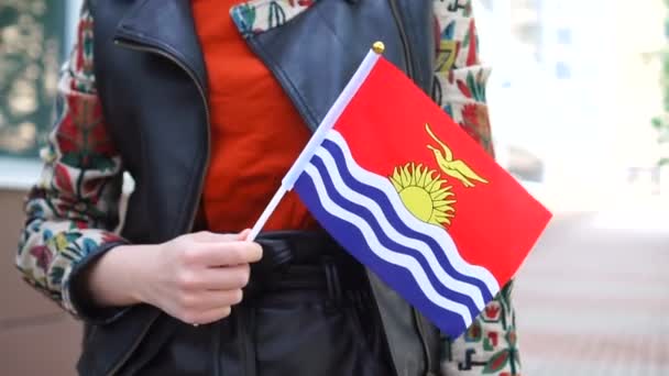 Onherkenbare vrouw met Kiribati vlag. Meisje loopt door straat met de nationale vlag van Kiribati — Stockvideo