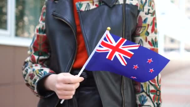 뉴질랜드 국기를 들고 있는 알아볼 수없는 여성. — 비디오