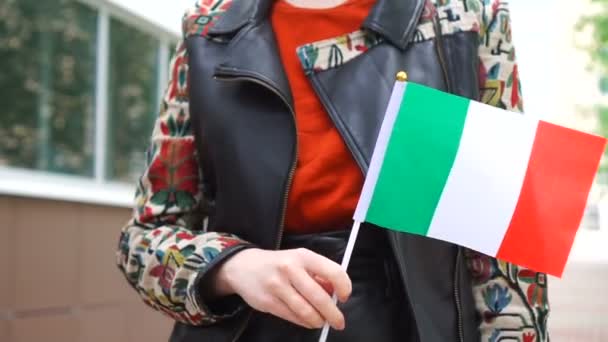 Donna irriconoscibile con bandiera italiana. Ragazza che cammina per strada con bandiera nazionale d'Italia — Video Stock