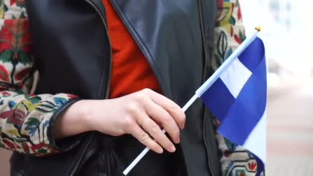 Unrecognizable woman holding Salvadoran flag. Girl walking down street with national flag of Salvador — Vídeos de Stock