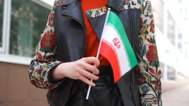 Onherkenbare vrouw met Iraanse vlag. Meisje loopt door straat met nationale vlag van Iran — Stockvideo
