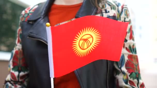 키르기스스탄의 국기를 들고 있는 알아볼 수없는 여성. 키르기스스탄 국기를 들고 거리를 걷고 있는 소녀 — 비디오