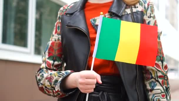 Onherkenbare vrouw met Malinese vlag. Meisje loopt door straat met nationale vlag van Mali — Stockvideo