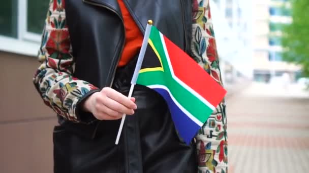 Femme méconnaissable tenant le drapeau de la RSA. Fille marchant dans la rue avec le drapeau national de l'Afrique du Sud — Video