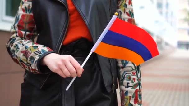 아르메니아 국기를 들고 있는 알아볼 수없는 여성. 아르메니아 국기를 들고 거리를 걷고 있는 소녀 — 비디오