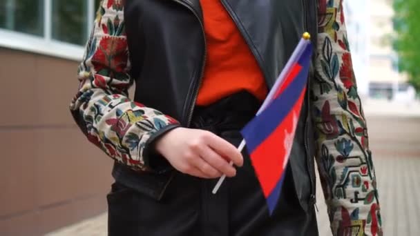 Femme méconnaissable tenant le drapeau cambodgien. Fille marchant dans la rue avec le drapeau national du Cambodge — Video