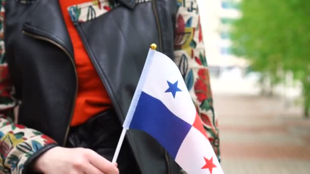 Oigenkännlig kvinna med panamansk flagga. Flicka promenader ner gatan med nationell flagga i Panama — Stockvideo