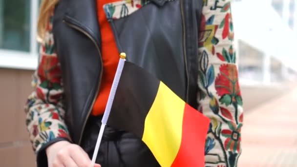 Felismerhetetlen nő belga zászlóval. Lány sétál az utcán a nemzeti zászló Belgium — Stock videók