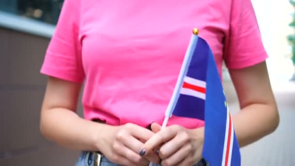 カーボベルデの旗を掲げた正体不明の女性。女の子はカボ・ヴェルデの国旗と一緒に通りを歩いて — ストック動画