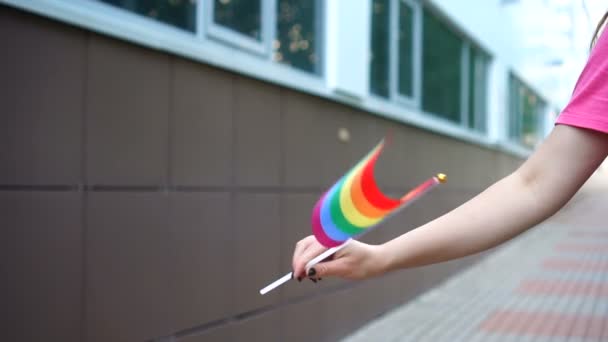 Γυναίκα χέρι κυματίζει γκέι σημαία ουράνιο τόξο — Αρχείο Βίντεο