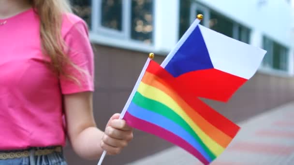 Nő kezében nemzeti cseh zászló és lgbt szivárvány meleg büszkeség zászló a kezében. — Stock videók