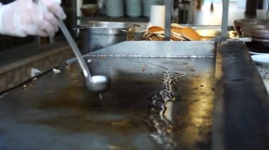 Kızgın yağlı elektrikli soba. Sokak yemeği yapmak için elektrikli ocakta tava.