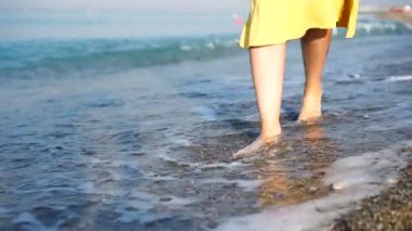 Yaz, sahil, eğlence ve vücut parçaları - deniz kıyısında kadın bacaklarına yakın çekim