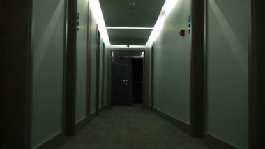 Karanlık ışığı olan boş korkunç koridor