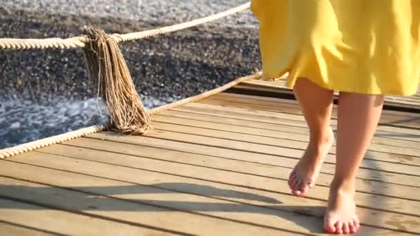 Mulher andar descalço pés no velho cais de madeira em um mar — Vídeo de Stock