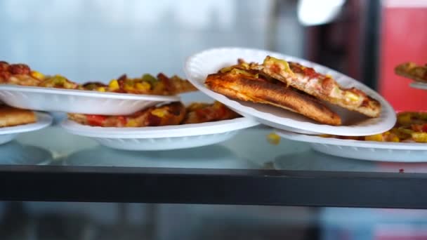 Kawałki pizzy. Pokaz włoskiej Cafe Street Food — Wideo stockowe