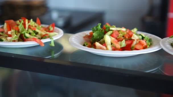 Повна їжа вітрина салатів . — стокове відео