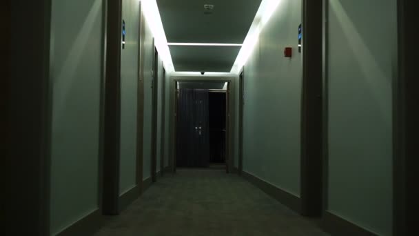 黑暗中的空旷而可怕的走廊 — 图库视频影像