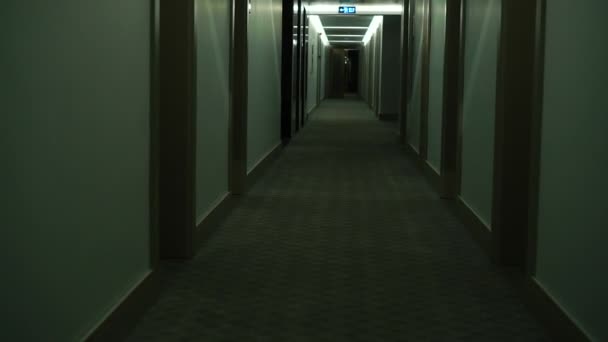 Bardzo długi ciemny korytarz w hotelu — Wideo stockowe
