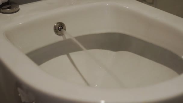 Baño japonés para lavar con agua caliente — Vídeos de Stock